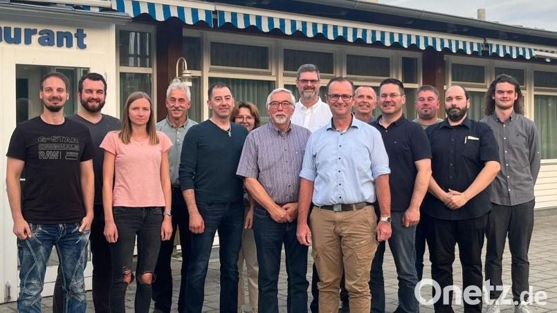 Der Vorstand der CSU Schwarzenfeld schlägt Roland Forster (Sechster von rechts) als Bürgermeisterkandidaten für die Wahl im März 2026 vor. Bild: ksi