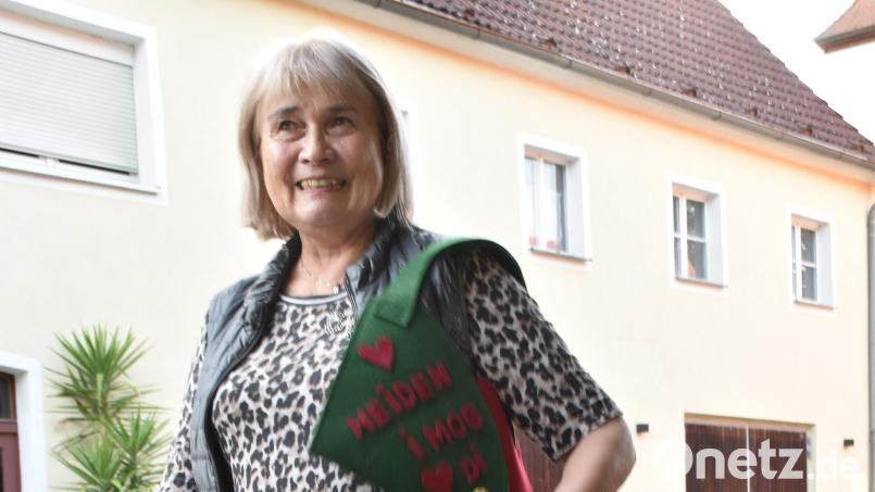 &quot;WeidenI mog Di&quot; steht auf der Tasche, die Präsidentin Rosi Polland und ihre Damen vom Stammtisch &quot;Höhe 309&quot; beim Bürgerfest verkaufen werden. Bild: hcz
