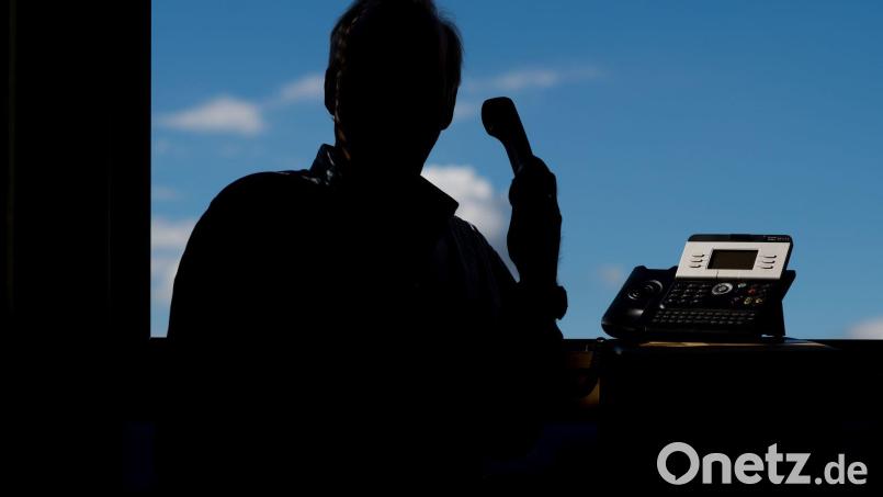 Die Polizei Amberg warnt vor Schockanrufen. Symbolbild: Julian Stratenschulte/dpa