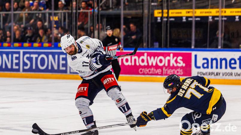 Ex-Blue-Devils Markus &quot;Beppi&quot; Eberhardt (links) wechselt von den Hannover Scorpions zu den Erding Gladiators. Archivbild: Werner Moller