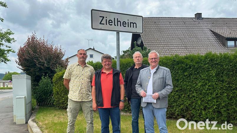 Zwei Schilder (hier gegenüber der Klardorfer Kirche) weisen nach wie vor auf Zielheim hin. Im Bild die Stadträte Hans Sieß (CSU) und Andreas Weinmann (SPD) sowie Stadtarchivar Josef Fischer und Oberbürgermeister Andreas Feller (von links). Bild: Lara Schmaus/Stadt Schwandorf