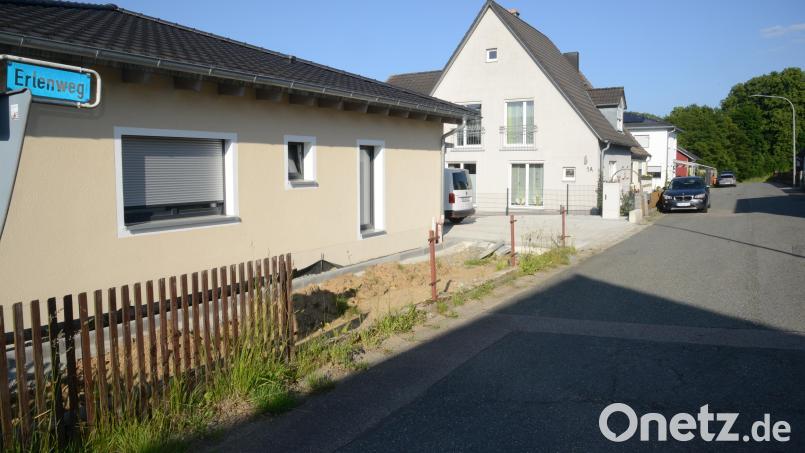 Der Zeitplan der Stadt Pleystein sieht vor, dass im Erlenweg noch heuer neue Wasserleitungen verlegt werden sollen. Bild: bey