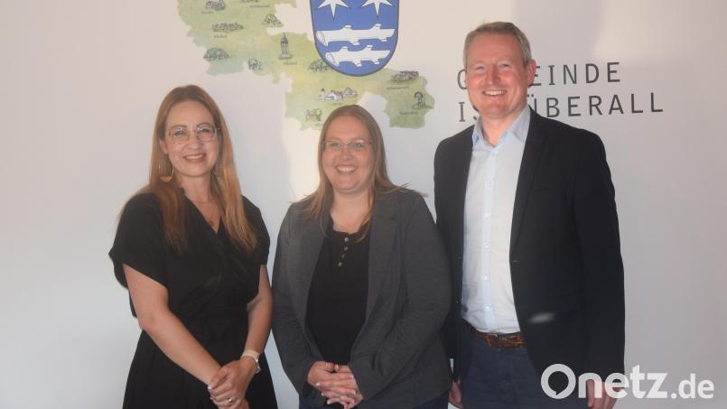 Julia Russell und Katharina Scheufler werden von Bürgermeister Johannes Kett (von links) dem Gemeinderat als die neuen Verwalterinnen des Gemeindehauses Letzau vorgestellt. Bild: fz