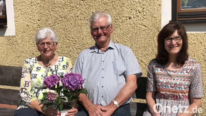 Hahnbachs Dritte Bürgermeisterin Evi Höllerer (rechts) gratulierte Rita und Hermann Dotzler zur Diamantenen Hochzeit. Bild: mma