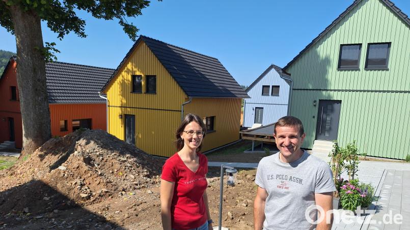 Birgit und Alfred Bayer möchten mit ihren bunten Ferienhäusern den Tourismus in Dietersdorf wieder aufleben lassen. Bild: bl