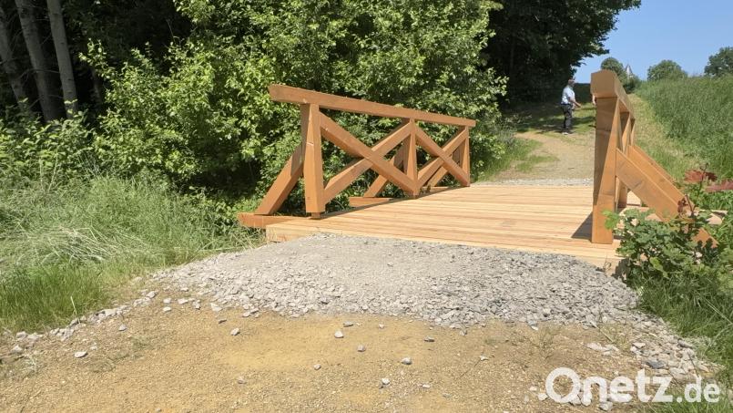 Das Geländer der gerade erst reparierten Holzbrücke in Waldthurn ist erneut beschädigt worden. Der Verursacher flüchtete. Bild: Polizeiinspektion Vohenstrauß/exb