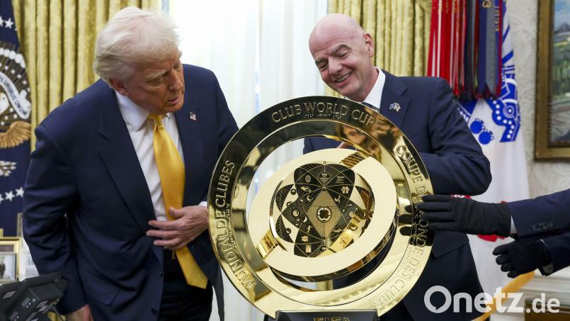 Sogar US-Präsident Donald Trump (links) scheint sich für die neue Trophäe in der Fußballwelt zu interessieren. Fifa-Präsident Gianni Infantino hatte sie ihm schon vorab präsentiert. Bild: dpa