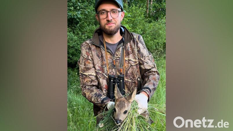 Tizian Royer hat als Jäger die Rehkitzrettung in Sulzbach-Rosenberg beim Absuchen einer Wiese unterstützt: Dieses Kitz wurde lebendig vor Beginn der Mäharbeiten gerettet, ein anderes Kitz jedoch wurde tot mit Bissspuren aufgefunden - vermutlich getötet von einem frei laufenden Hund. Bild: oy