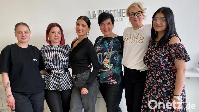Lisa Hermann beschäftigt seit Jahren junge Migrantinnen und ihre deutschen Mitarbeiterinnen unterstützen sie darin. Im Bild von links Anna Vybryk, Inka Wilhelm, Fiqiriqe Krasniqi, Lisa Wilhelm, Sabine Riedel und Elena Racheva. Bild: Völkl