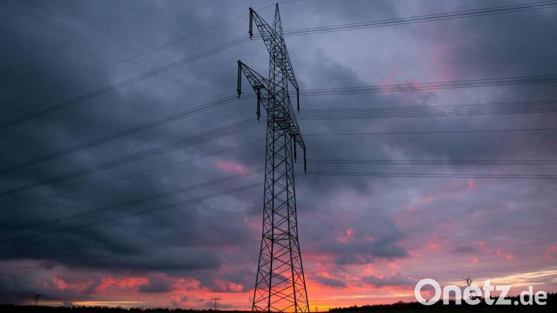 Eine Störung auf einer Hochspannungsleitung führte am 6. und 8. Juni zu Stromausfällen in Tirschenreuth und Umgebung. Inzwischen ist auch die Ursache dafür geklärt. Symbolbild: Patrick Pleul/dpa-Zentralbild/dpa