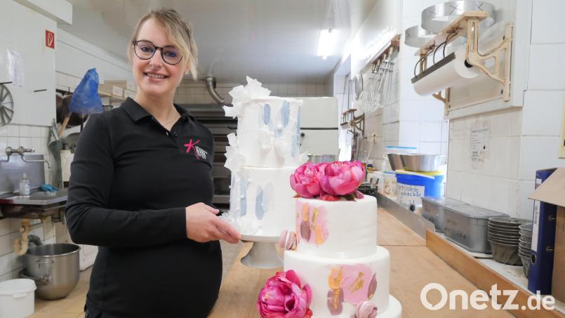 Konditormeisterin Barbara Kohr (35) mit zwei der aktuell beliebten &quot;Art Cakes&quot;. Bild: jbe