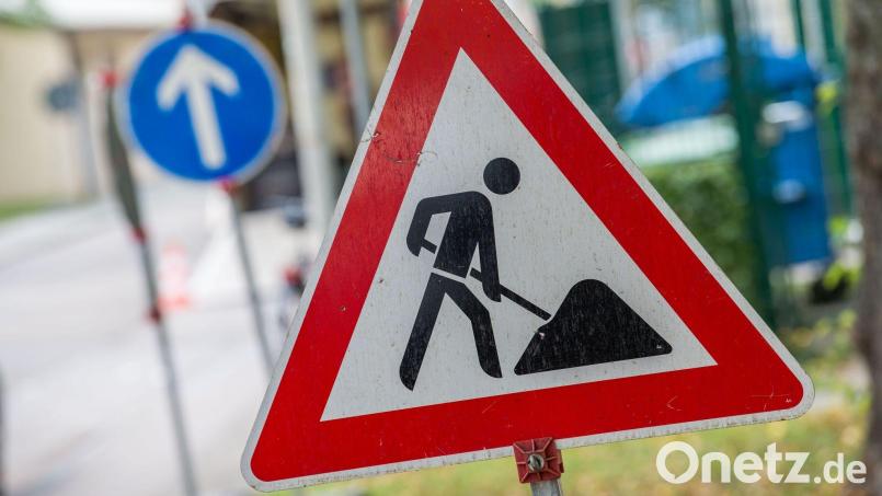 Ein Straßenschild weist auf eine Baustelle hin. Symbolbild: Lino Mirgeler/dpa/Symbolbild