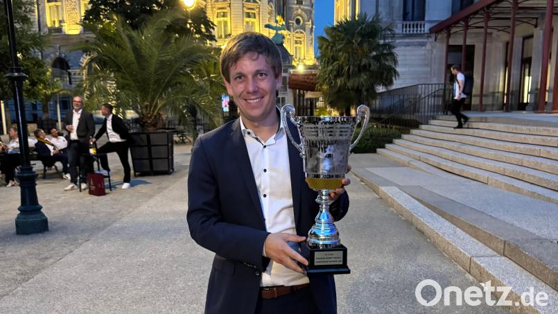 Florian Drexler hält nach dem zweitägigen Turnier in Antwerpen (Belgien) den EM-Pokal in Händen. Der Vohenstraußer Notar wohnt in Weiden und freut sich mit seinen Kollegen im Nationalteam über den Titelgewinn. Bild: Thomas Grauel/exb