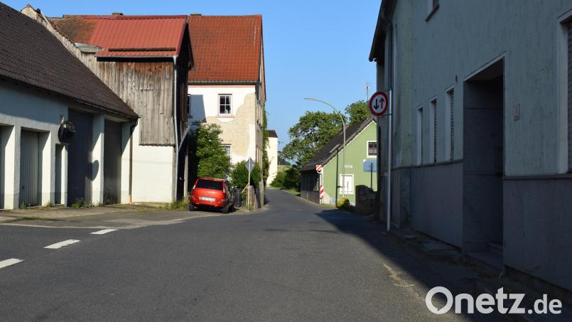 Die Engstelle in der Neunburger Straße in Altendorf ist ein Verkehrshindernis. Ein Umgehungsstraße könnte die Situation entschärfen, ist aber nur schwer umsetzbar. Bild: bnr