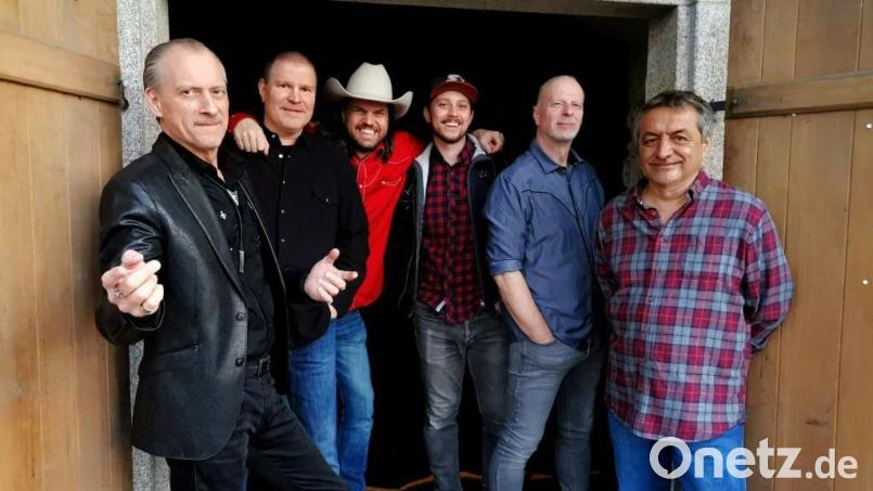 Die Band Countryholics spielt zum Dämmerschoppen im Schmidt-Haus in Nabburg. Bild: Heike Bogenberger/exb