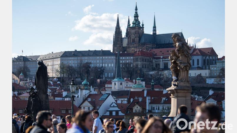 Die Prager Burg thront auf einem Hügel der tschechischen Hauptstadt – und ist ein beliebtes Fotomotiv. Das unweit der Burg gelegene Verteidigungsministerium sollte man aber nicht knipsen. Archivbild: Monika Skolimowska/dpa
