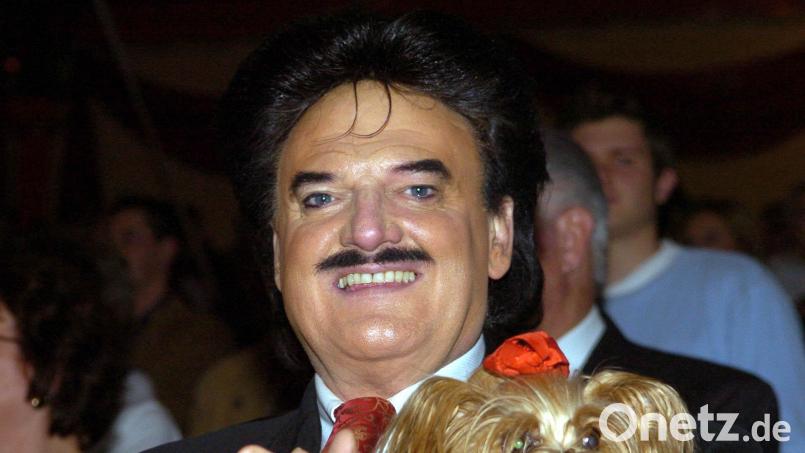 Rudolph Moshammer mit Hund Daisy im Dezember 2004 im Circus Krone in München. Bild: Frank Mächler/dpa