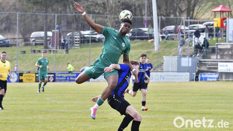 Die DJK Gebenbach (grüne Trikots) und die SpVgg SV Weiden müssen in der kommenden Bayernliga-Saison jeweils nur 32 Saisonspiele absolvieren. Archivbild: Hubert Ziegler