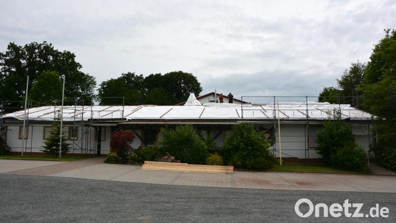 Das Dach des Schützenhauses in Kastl erhält ein neues Trapezdach mit PV-Anlage zur Eigenstromgewinnung. Die Hubertus-Schützen übernehmen die meisten Arbeiten in Eigenleistung. Bild: jr