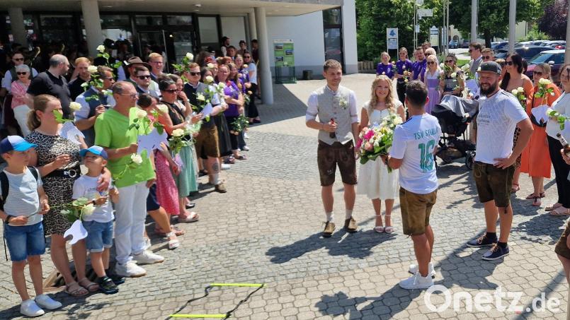 Langes Spalier vor dem Schwarzenfelder Rathaus: Die Fußballer des TSV Stulln gratulieren wie viele andere dem Brautpaar Anna-Lena und Joas Grabinger. Bild: mab