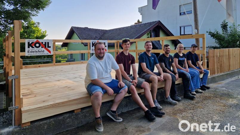 Zimmerer Korbinian Wirth (links) hat mit mehreren Helfern (im Bild von links: Jakob Kaiser, Max Pilhofer, Thomas Scholz, Leni Wolfsteiner und Felix Krumpholz) die neue Bühne für die Heimkirwa am Pfadfinderheim in Sulzbach aufgebaut. Bild: Tobias Gräf