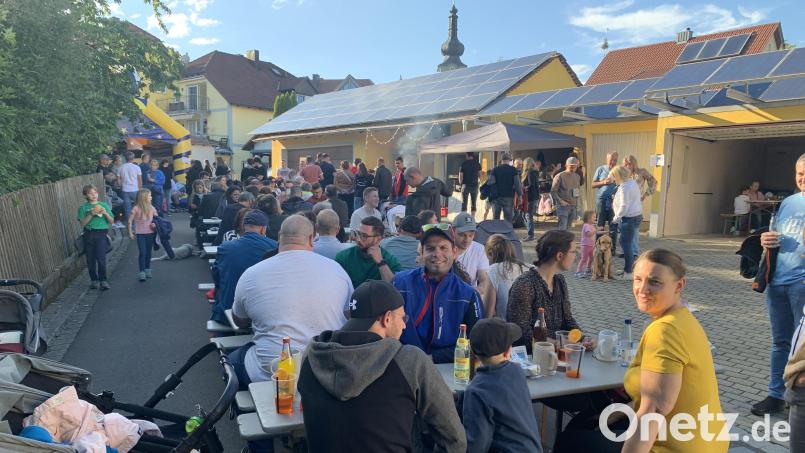 In den Straßen von Wurz war im letzten Jahr beim Gassl-Fest, hier bei den Fischerfreunden Püchersreuth, jeder Platz besetzt. Archivbild: tok