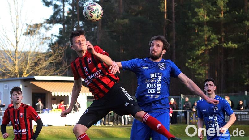 In der kommenden Saison gibt es wieder das Derby zwischen dem SV Etzenricht (blaue Trikots) und dem SC Luhe-Wildenau. Archivbild: war