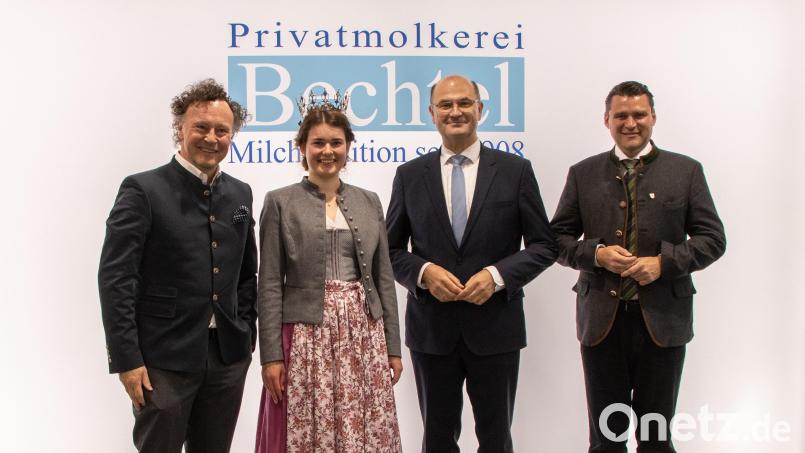 Besuch des Staatsministers Albert Füracker (Zweiter von rechts) und Landrat Ebeling (rechts) in der Privatmolkerei Bechtel mit Milchkönigin Elisabeth Heimerl und Geschäftsführer René Guhl. Bild: Sophie Schwager