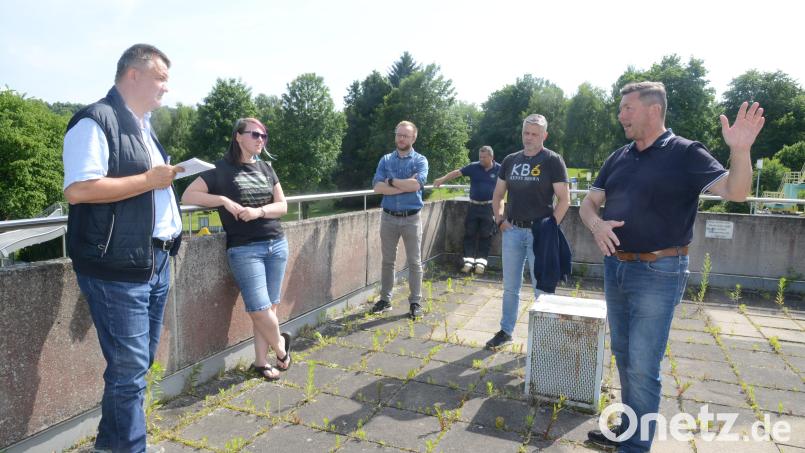 Claus Schmitt von der Wasserwerkstatt Bamberg (links) lässt sich auf der Terrasse des Freibades von Bürgermeister Rainer Rewitzer (rechts), dem zweiten Vorsitzendenden des Freibadfördervereins, Karsten Haberkorn (zweiter von rechts) und Schwimmmeister Hubert Rewitzer (im Hintergrund) über die Situation und die Probleme in der Freizeiteinrichtung informieren. Bild: bey