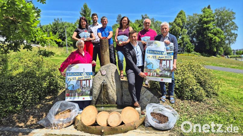 Zum Pressetermin trafen sich am Brunnen am Brückenradweg (von links) Angelika Groß (Ordnungsamt), Eva-Theresa Beck (Leiterin Kultur- und Tourismusmarketing), Fabian Höhn (Leiter Ordnungsamt), Markus Roßmeisl (Forstbetrieb), Petra Sommerer (Tourist-Info), Bürgermeister Nicolas Lahovnik, Werner Erhardt und Rudolf Zitterbart (beide Mitglieder der Pflegegemeinschaft Bahnhofspark). Bild: Torsten Ernstberger/fph