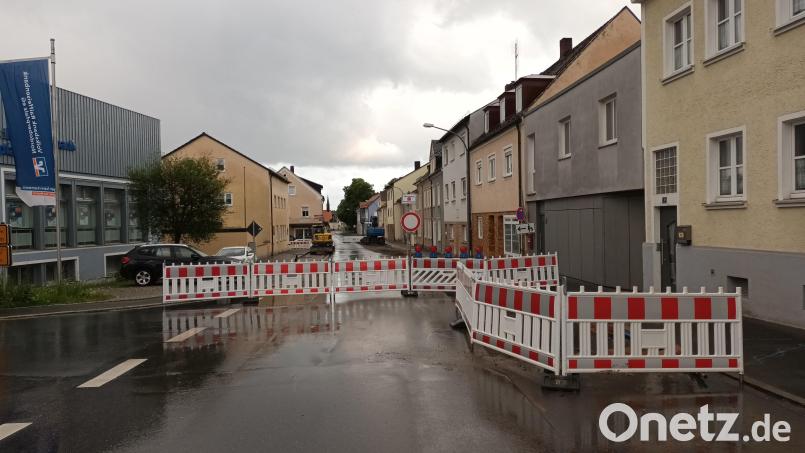 Seit 2. Juni laufen die Bauarbeiten in der Pressather Bahnhofstraße. Das ist eines von mehreren Modernisierungsvorhaben, für die der Stadthaushalt 2025 die finanzielle Basis schafft. Bild: bjp