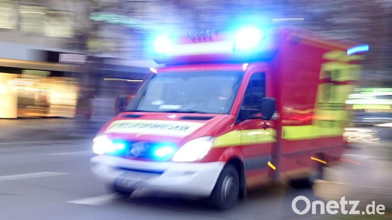 Der Rettungsdienst brachte den 26-Jährigen in eine Klinik. Symbolbild: Katharina Redanz/dpa