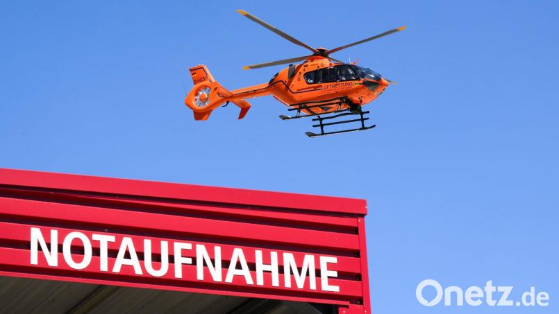 Die Kopfverletzungen des Mannes sind so schwerwiegend, dass ein Rettungshubschrauber anrückt. Symbolbild: Julian Stratenschulte/dpa