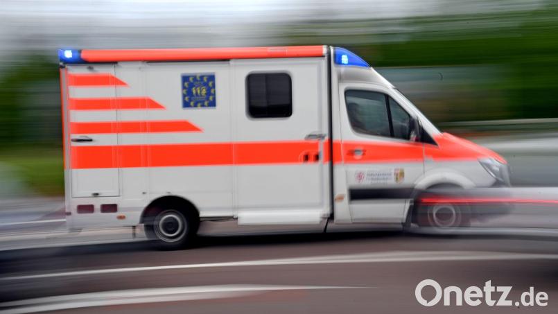 Mit schweren Verletzungen wird der Fahrradfahrer in eine Klinik gebracht. Symbolbild: Hendrik Schmidt/dpa-Zentralbild/dpa