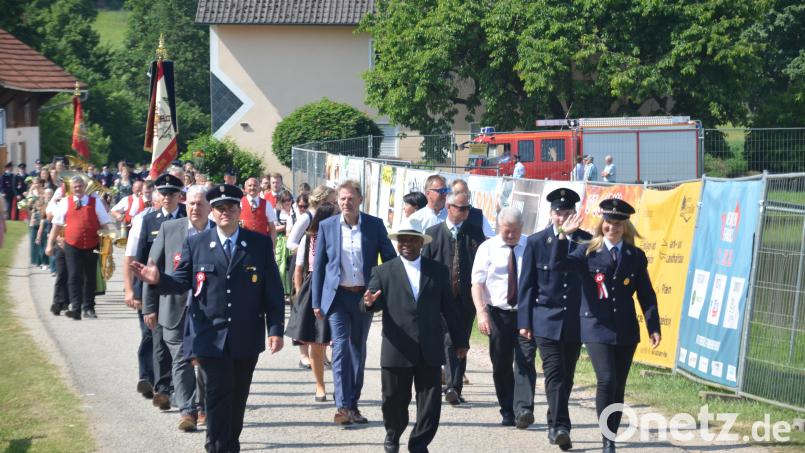 Bereits beim Kirchenzug am Sonntag Vormittag waren viele Vereine mit ihren Fahnenabordnungen nach Etsdorf gekommen. Angeführt von den Ehrengästen zogen die Teilnehmer nach dem Gottesdienst zum Festgelände. Bild: nib