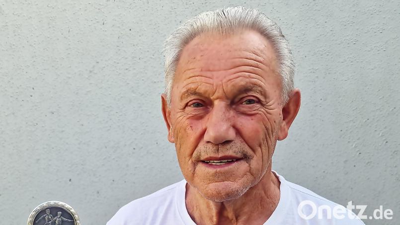 Helmut Retzer mit dem Pokal, den er vor 30 Jahren für sein 1000. Spiel beim VfB Weiden überreicht bekam. Bild: R. Kreuzer