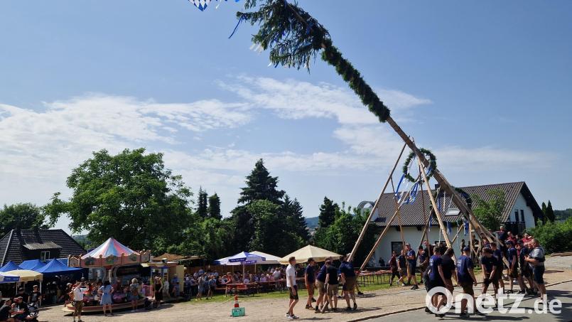 Mit kräftigem Hauruck wurde der Baum in die Senkrechte gebracht. Bild: mab