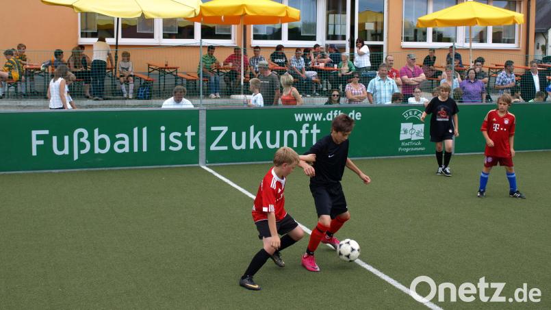 Die Nachwuchskicker der Gemeinde wünschen sich für die Speinsharter Soccer-Arena großzügigere Beleuchtungsintervalle. Zum Lichtmastschalter haben nämlich bislang nur wenige Zugang. Archivbild: do
