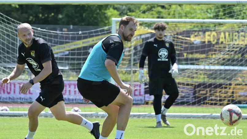 Die beiden neuen Trainer Friedrich Lieder (links) und Mario Zitzmann mischten beim Trainingsauftakt des FC Amberg munter mit. Bild: Hubert Ziegler