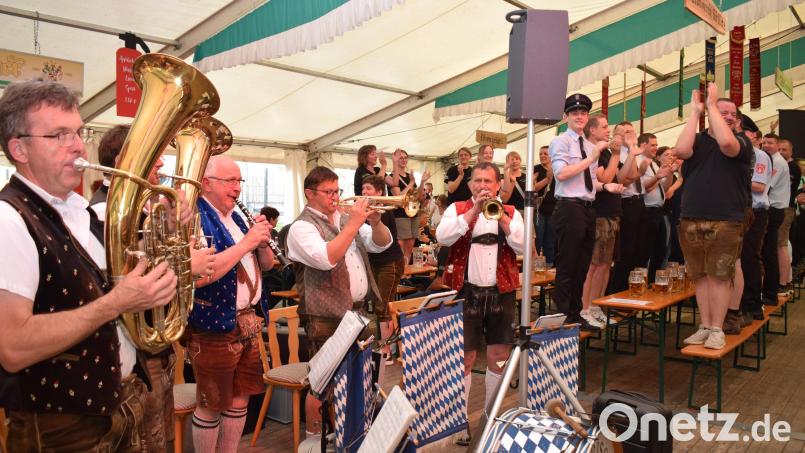 Ohne &quot;Bayrisch Blech&quot; steigt in Trausnitz kein Fest. Im Zelt herrschte zwar drückende Schwüle – aber zugleich beste Stimmung. Bild: bnr