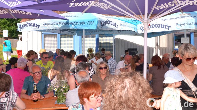 Viele Besucher feiern den 100. Geburtstag der Garten- und Blumenfreunde Lennesrieth am Albersriether Dorftreff mit. Bild: fvo