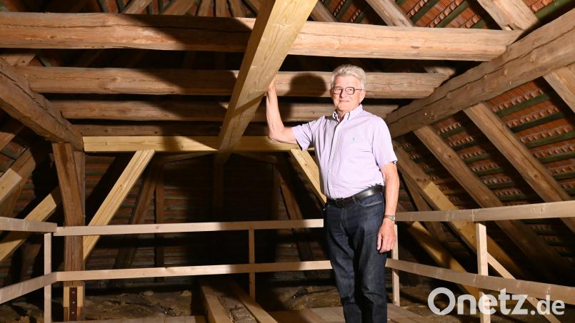 Kirchenpfleger Herbert Argauer zeigt die neuen Balken, die zur Verstärkung des Dachstuhls eingebaut wurden. Bild: kki