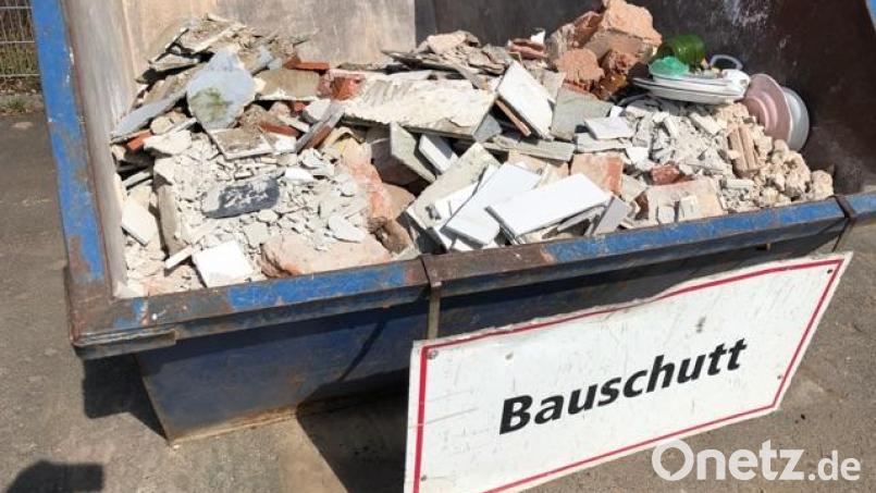 Ein Anwohner will Bauschutt entfernen, trifft dabei aber ein Auto. Symbolbild: Stadt Weiden/ Abfallberater Peter Hägler/exb
