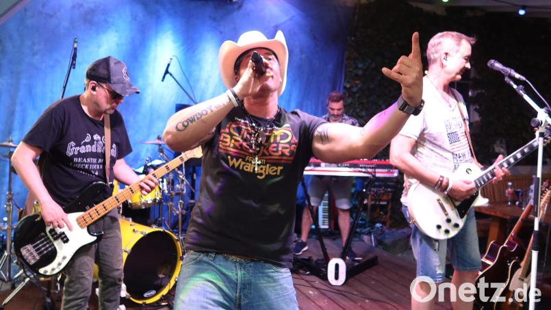 &quot;The Wild Ride&quot; geben ihren Pferden auf der &quot;Live Stage&quot; die Sporen – den Weidener Zuschauern im Live-Stage-Biergarten hat es gefallen. Bild: Kunz