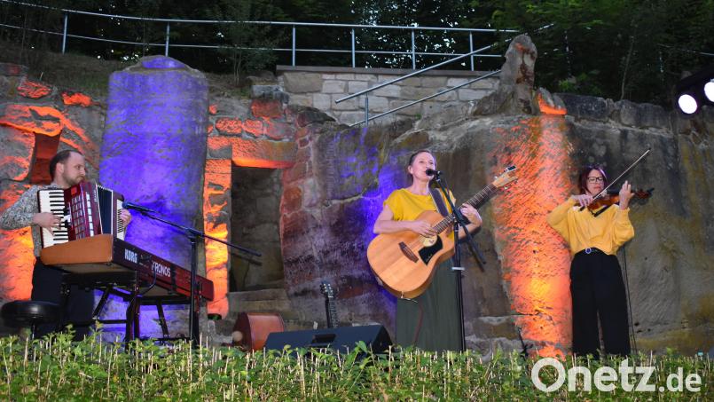 Helga Brenninger auf der Naturbühne am Schönberg in Grafenwöhr singt unter dem Konzerttitel &quot;Boarisch mutiert&quot; John Lennons Hymne &quot;Imagine&quot; auf Baierisch. Bild: rgr