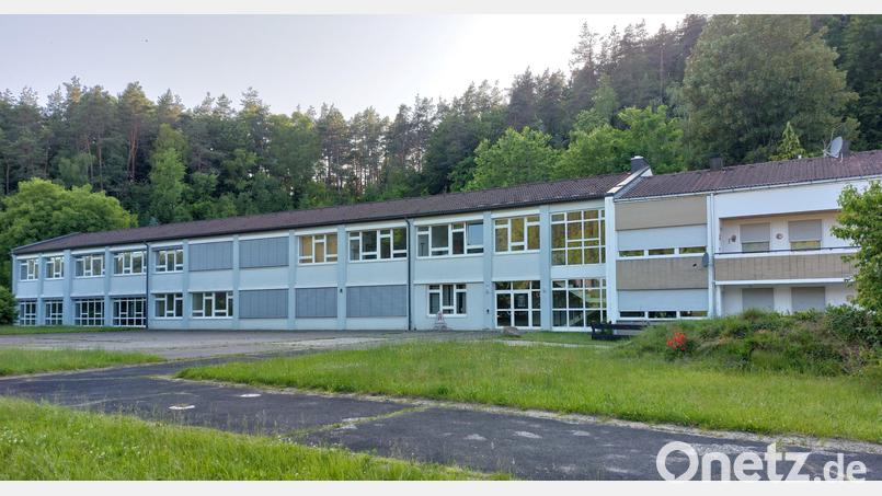 Das lange Schulhaus in Eschenfelden wird derzeit bis auf ein Klassenzimmer von Firmen und Vereinen genutzt. Jetzt wurde über ein Nachfolgekonzept im Gemeinderat diskutiert. Bild: mfh