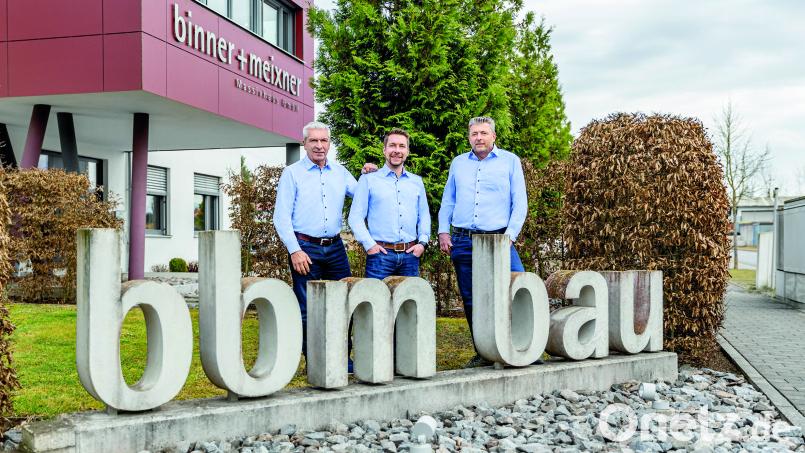 Der Generationswechsel ist vollzogen: Horst Binner (von links) hat die Leitung der Binner und Meixner Massivhaus und der bbm Bau an seinen Sohn Philipp Binner übergeben. Günter Meixner bleibt als Gründungspartner an Bord. Bild: Marcus Rebmann