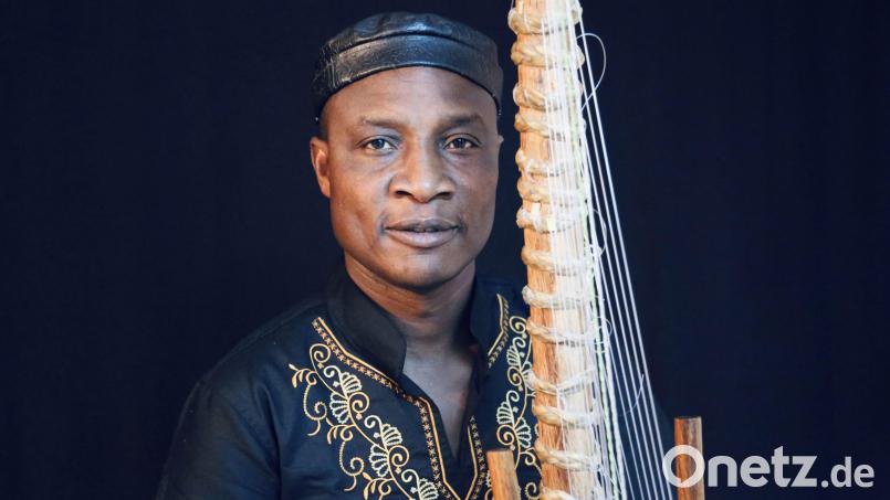 Adjiri Odametey spielt ein Open-Air-Konzert im Kloster Speinshart. Bild: Adjiri Odametey/exb