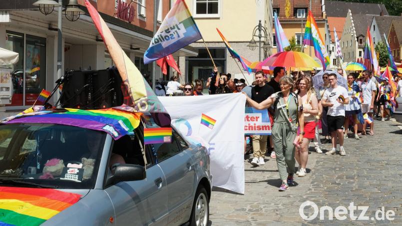 200 Teilnehmer ziehen durch die Schwandorfer Innenstadt und demonstrieren für mehr Akzeptanz und Gleichstellung queerer Menschen. Bild: Hirsch