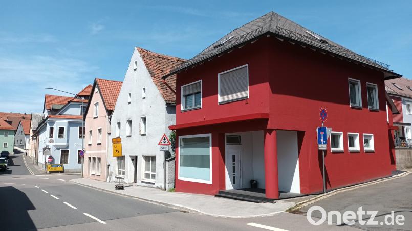 Eine Lösung für das Problem der Leerstände in der Pressather Innenstadt (hier die nördliche Bahnhofstraße) mahnte der Freie Wählerblock in der Haushaltssitzung des Stadtrats an. Bild: Bernhard Piegsa